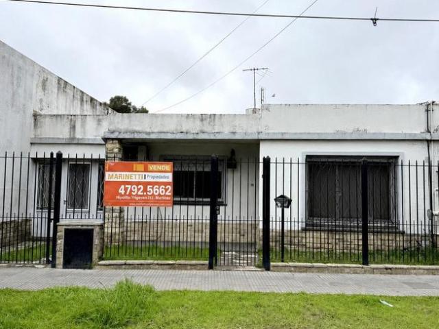 Casa de 3 ambientes con patio frente al Sanatorio La Trinidad