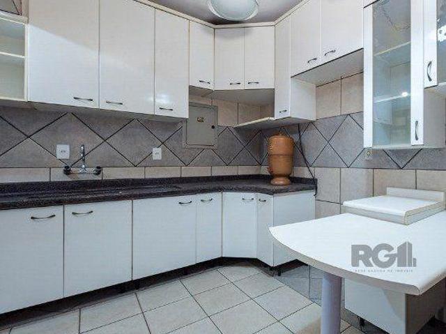 Casa de 3 dormitórios com 2 vagas de garagem no bairro Jardim Isabel