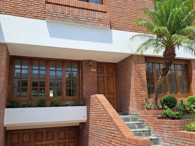 Casa de 3 dormitorios,comodin, patio, quincho, cochera doble. Del Valle de Ibearlucea 640