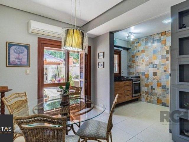 Casa de 3 dormitórios no bairro Cavalhada