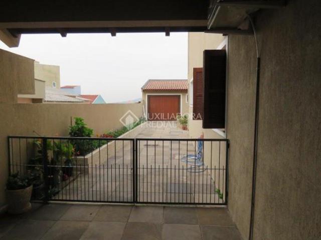 Casa de 3 dormitórios, suíte, 2 sacadas, sobrado, hall de entrada, jardim, living, sala de jantar