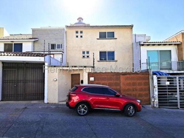 Casa de 3 niveles con 3 recámaras y cuarto de servicio VENTA, Milenio III