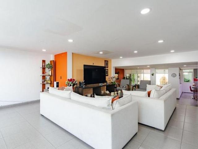 Casa de 3 niveles con jardín, jacuzzi, salón social, 4 autos y departamento dúplex