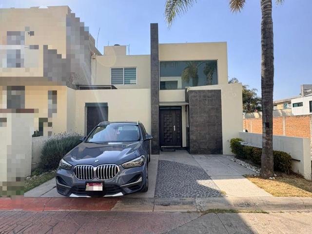 Casa de 3 niveles, dentro de fraccionamiento privado, a 5 min de Angelopolis
