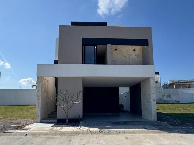 CASA DE 3 NIVELES EN VENTA EN PUNTO LOMAS