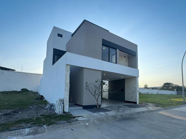 CASA DE 3 NIVELES EN VENTA EN PUNTO LOMAS