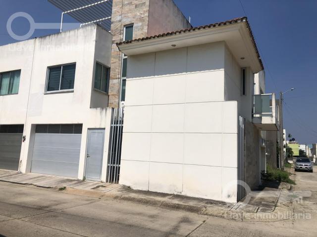 Casa de 3 niveles en renta ubicada en Rufino Tamayo, Fracc. Paraíso, Coatzacoalcos, Veracruz