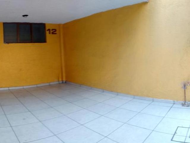 CASA DE 3 NIVELES + LOCAL COMERCIAL EQUIPADO + EN ESQUINA Precio Negociable