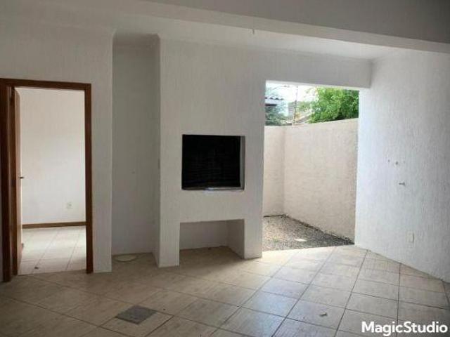 Casa de 3 Pavimentos com Sacadas, Lareira e Espaço Gourmet
