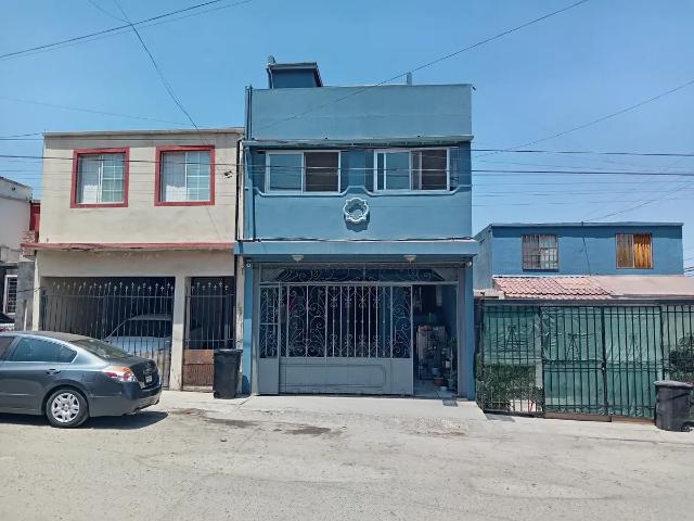 Casa de 3 pisos con muebles incluidos en Paseos de Guaycura, Tijuana