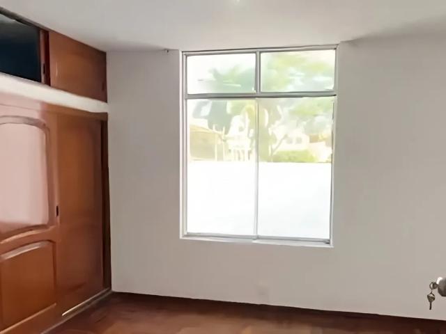 casa de 3 pisos con 5 habitaciones en chiclayo