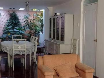 Casa de 3 pisos dentro de Quinta privada de Sachaca