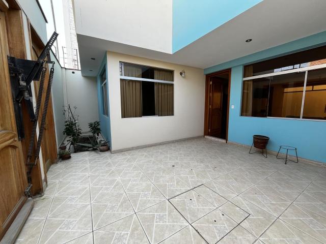 Casa de 3 pisos en Condominio con piscina