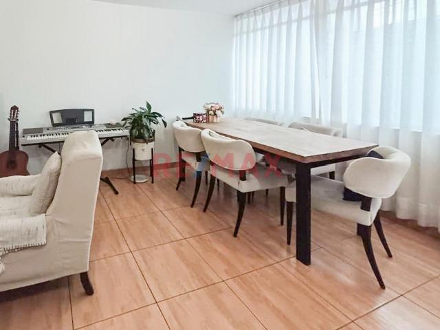 Casa De 3 Pisos En Plena Av. Alcides Carrion A 01 Cdra De Mayolo En Smp