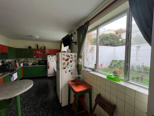 Casa de 3 pisos en venta – Calle Bahía, Pueblo Libre
