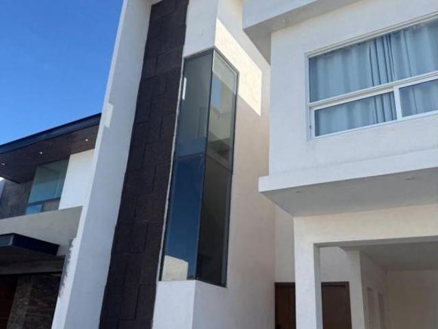 Casa de 3 pisos en Venta en Bosques Suizos al Norte de Saltillo