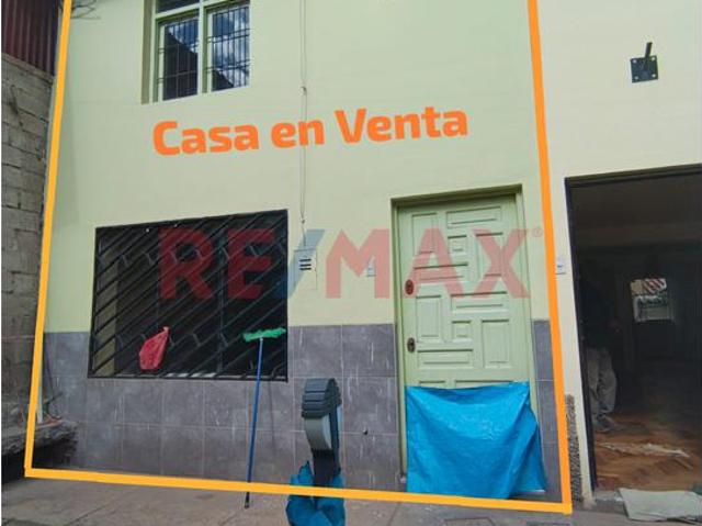 Casa De 3 Pisos En Venta. Inversión Segura En Ubicación Estratégica