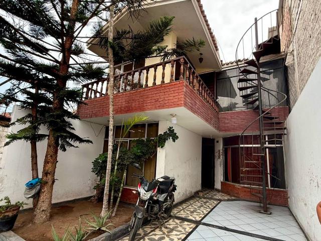 Casa De 3 Pisos En Venta Lurín