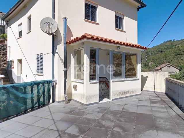 Casa de 3 quartos + 270 m² Terreno Urbano | Carvalho | Pampilhosa da Serra
