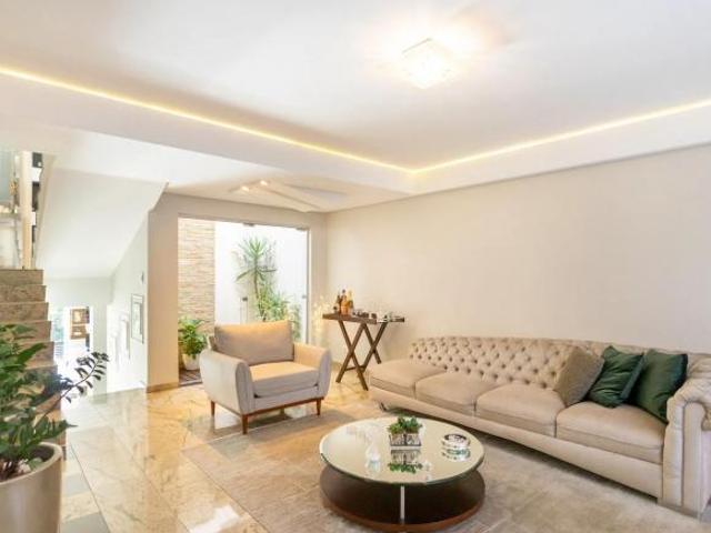 Casa de 3 Quartos à Venda na Rua Governador Jorge Lacerda | Guabirotuba Curitiba