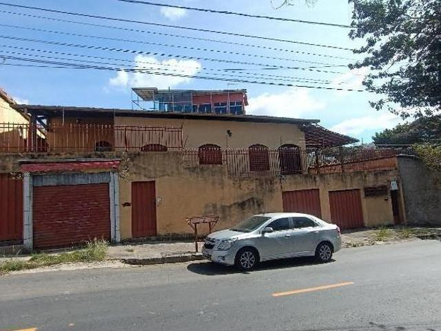 Casa de 3 quartos a venda no bairro Santa Cruz, com barracao de aluguel independente!