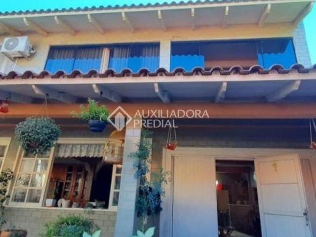 Casa de 3 quartos, área gourmet, vagas de garagem e piscina