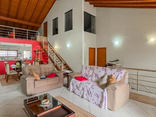 Casa de 3 quartos com 2 vagas de garagem à venda no bairro Jardim Itú em Porto Alegre