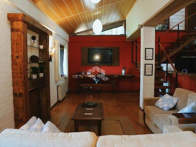 Casa de 3 Quartos com Suíte, Quiosque Privativo e 4 Vagas em Canela Porteira Fechada