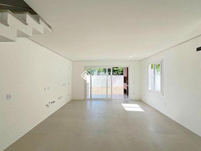 Casa de 3 quartos e 4 vagas no bairro Tristeza