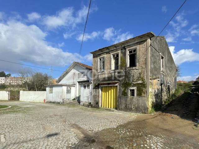 Casa de 3 quartos para reforma e um galpão em Nogueira da Maia