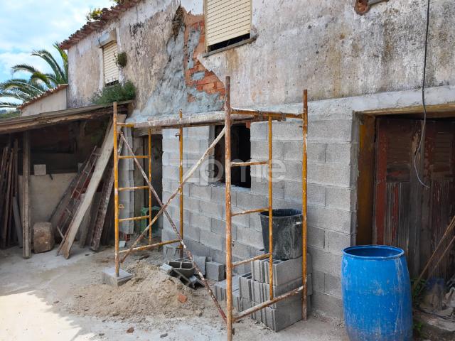 Casa de 3 quartos para reformar com terraço espaçoso | Vale de Colmeias