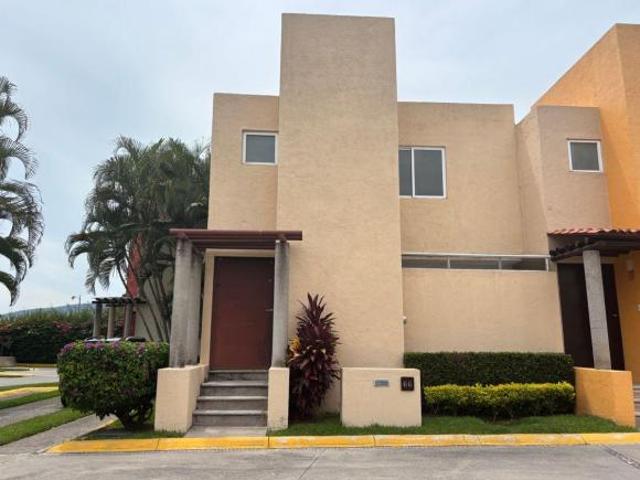 Casa de 3 recámaras con alberca en Residencial Oacalco II, Yautepec