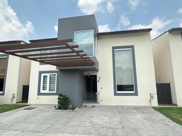 Casa de 3 recámaras, en venta en la Col. La Providencia, Metepec, Cerca de La Plaza Town Square