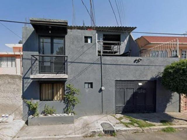 Casa Barata con 3 Recamaras y Estacionamiento en Venta en Valle de San Lorenzo, Iztapalapa, CDMX