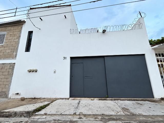 Casa de 3 recámaras, ideal para vivienda u oficina