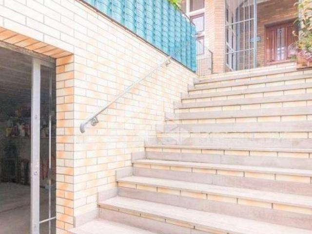 Casa de 3d com 2 vagas de garagem e pátio na Medianeira