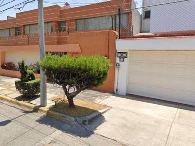 Casa de 450 m² con 4 recámaras en venta en Ciudad Satélite