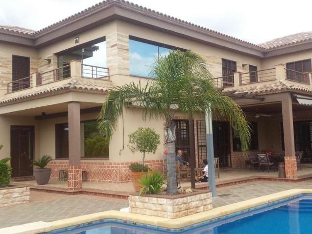 Casa de 470 m2 en venta La Carlota, Andalucía