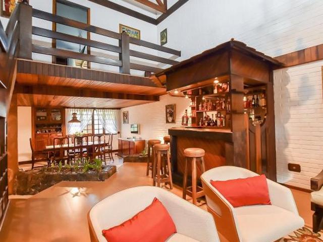 Casa de 489 m² com 5 quartos à venda no Ahú com 10 vagas de garagem