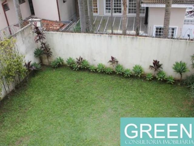 Casa de 400M² com 3 suítes, 4 vagas na garagem e 5 banheiros em região bem localizada com acesso as