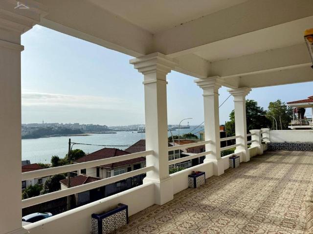 Casa de 436 m2 en venta Oleiros, Galicia