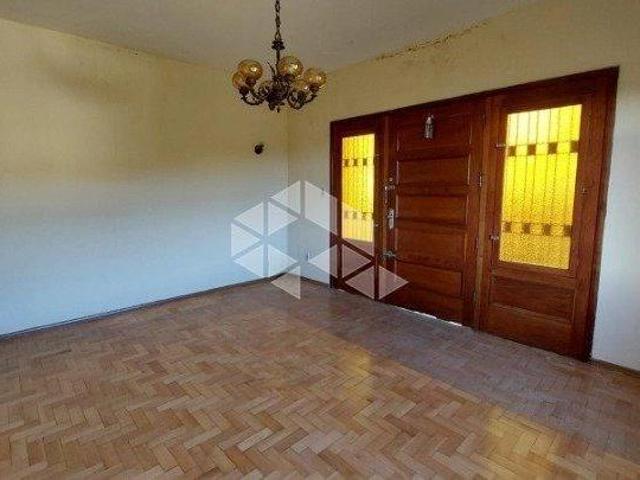 Casa de 4 dormitórios com amplo pátio, jardim de inverno e terraço no bairro Glória