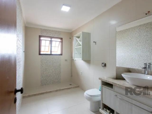 Casa de 4 dormitórios com piscina para locação no bairro Guarujá