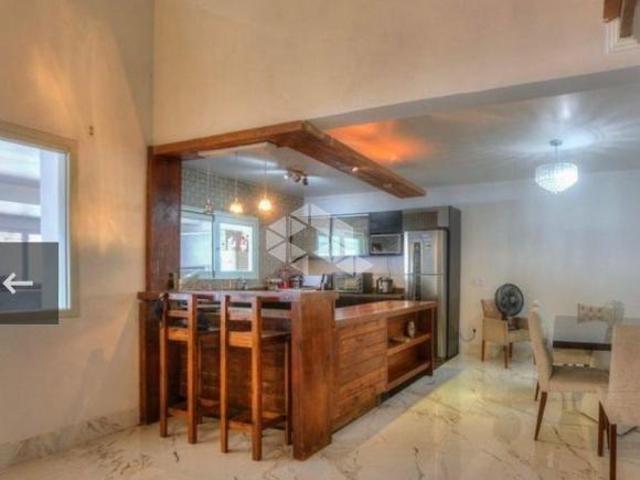Casa de 4 dormitórios com 220m2