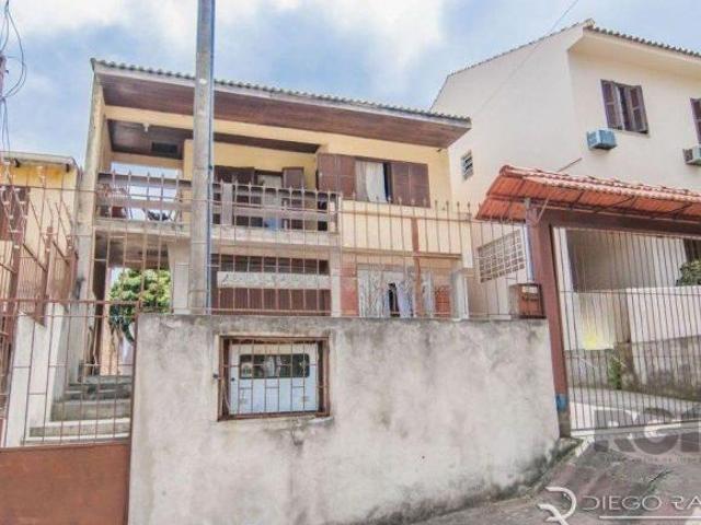 Casa de 4 dormitórios no bairro Glória