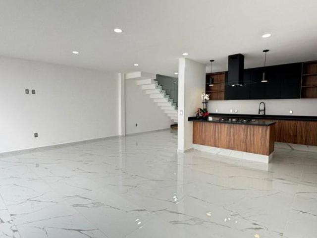 CASA DE 4 NIVELES, 4 HABITACIONES + SALÓN DE JUEGOS Y JARDÍN, ZONA ITESO, LAS FUENTES, LA CALMA