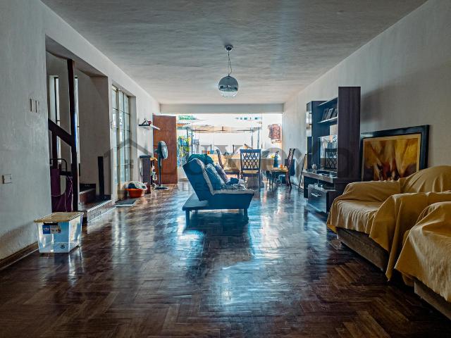 Casa de 4 pisos en Urb. Vista Alegre