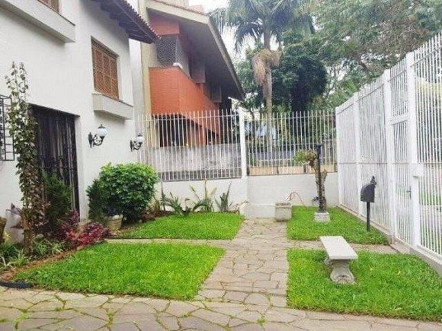 Casa de 4 quartos com 2 suites e 4 vagas de garagem no bairro Vila Assunção