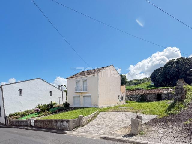 Casa de 4 quartos com aproximadamente 800 m² de terreno em Santo António