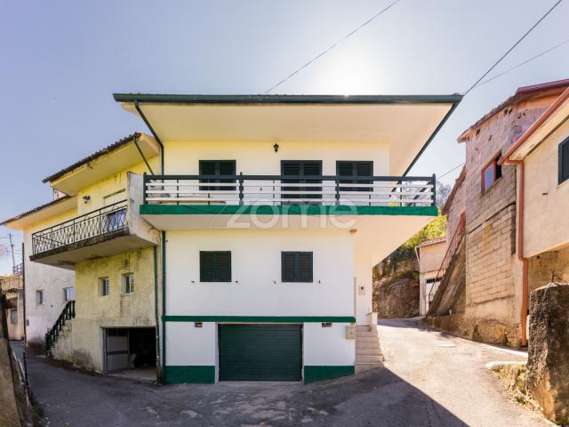 Casa de 4 quartos com pátio em Alamela, Salamonde